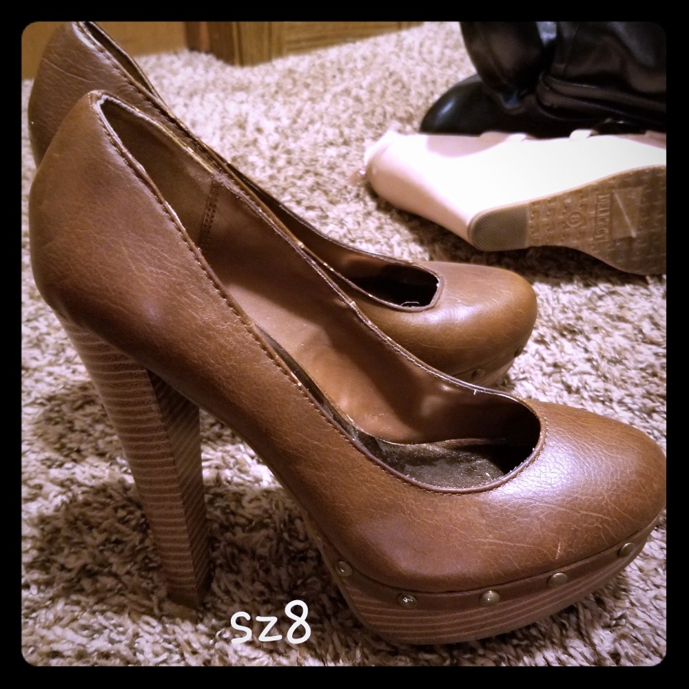Brown pump heel